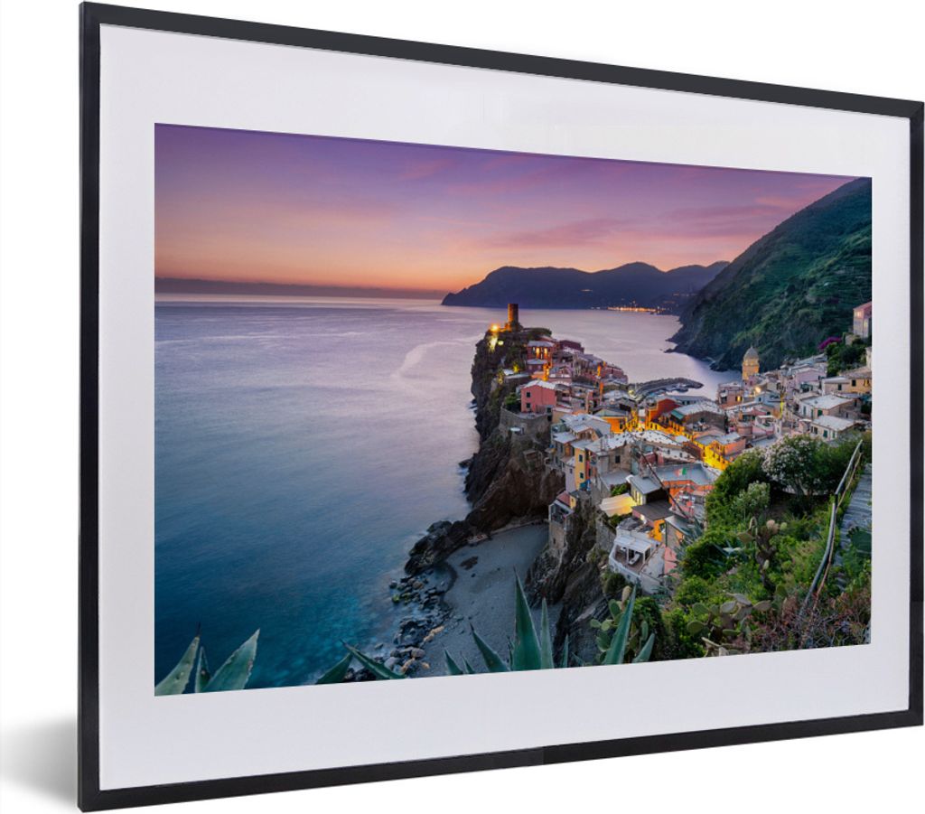 MuchoWow MuchoWow Gerahmtes Poster Blick auf beleuchtete Häuser und das Meer in Cinque Terre 40x30 cm - Poster mit zchwarzem Bilderrahmen - Bi...