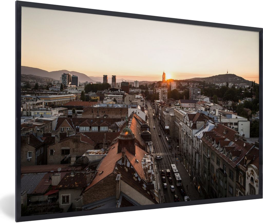 MuchoWow Gerahmtes Poster Die Skyline und das Straßenbild von Sarajevo in Bosnien und Herzegowina 90x60 cm - Poster mit Schwarzem Bilderrahmen W...