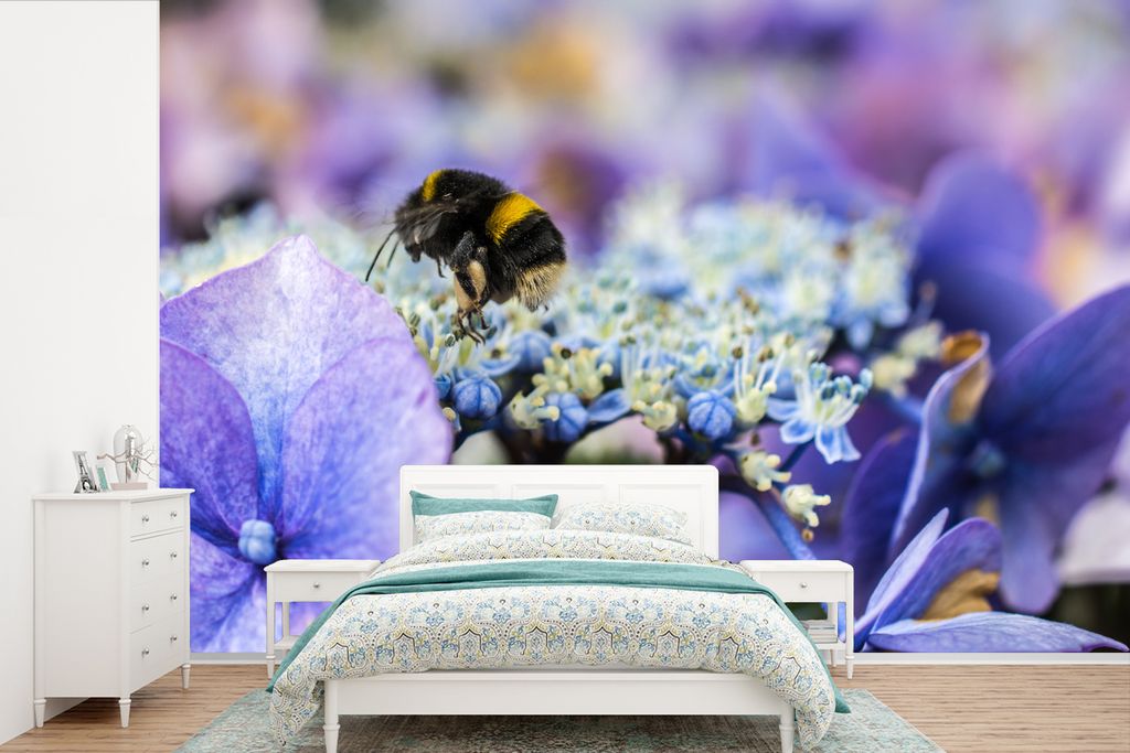 MuchoWow Fototapete für Wohnzimmer oder Schlafzimmer Wandtapete Vinyl Motivtapete Hummel auf der Suche nach Nahrung auf einer bunten Hortensienb...