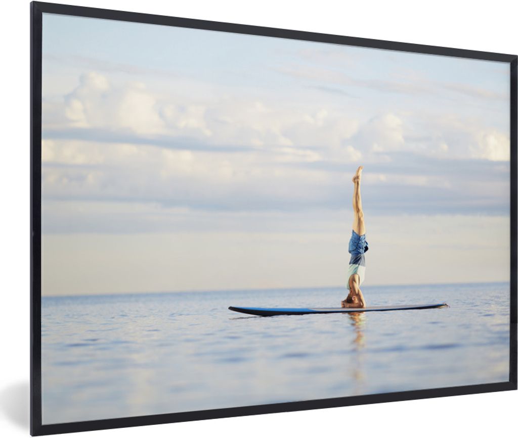 MuchoWow Gerahmtes Poster Ein Mann macht Yoga auf einem Paddleboard 60x40 cm - Poster mit Schwarzem Bilderrahmen Wandposter Rahmen Foto Bilder - ...
