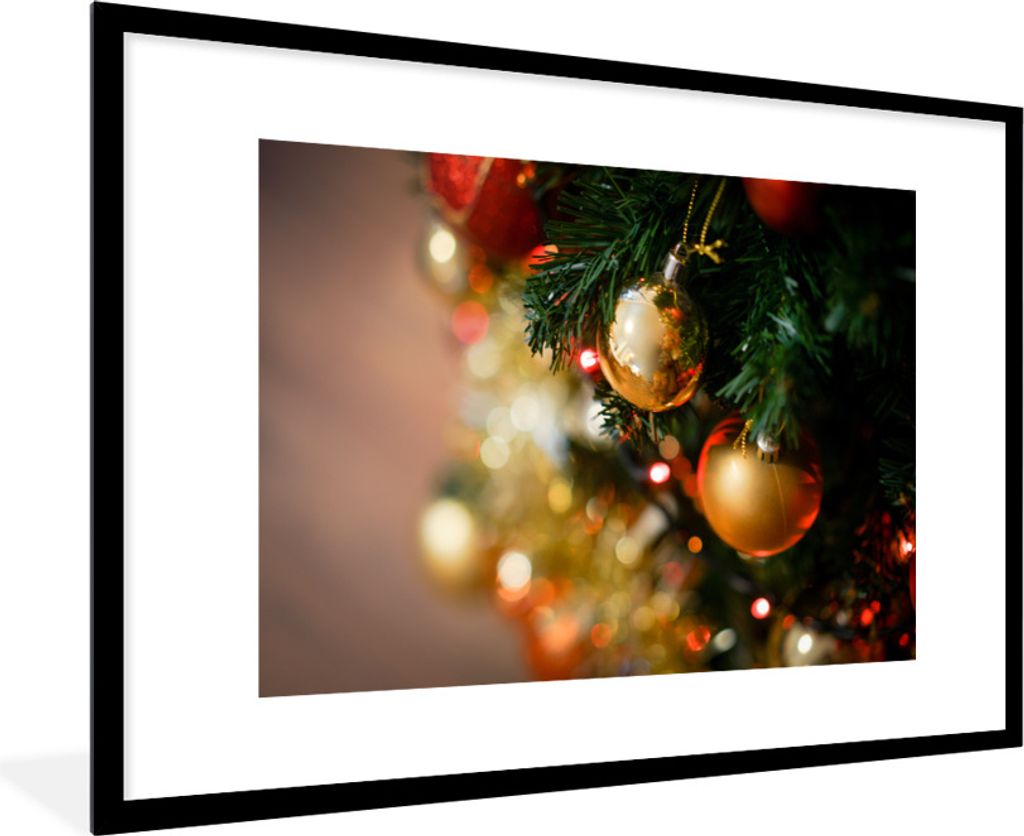 MuchoWow Gerahmtes Poster Die glänzenden roten und goldenen Kugeln an einem Zweig eines Weihnachtsbaums 90x60 cm - Poster mit Schwarzem Bilderra...