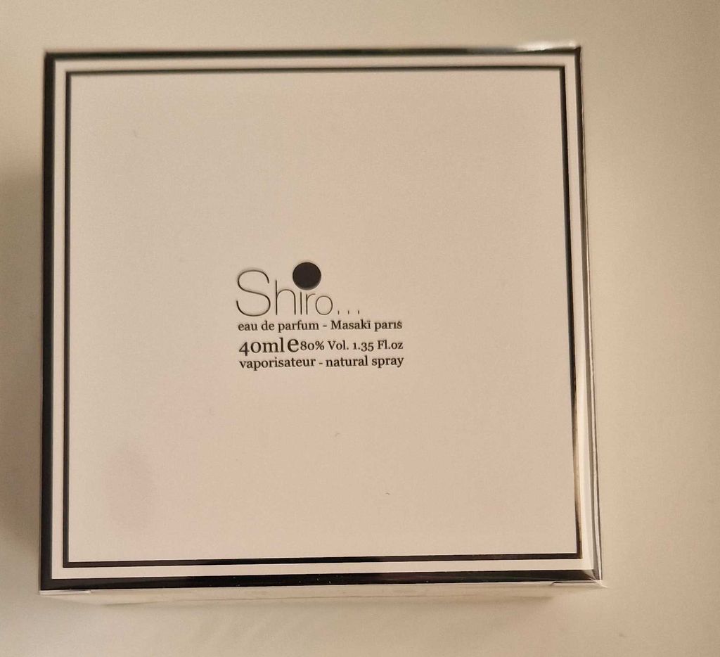 The image shows the back of a perfume box.