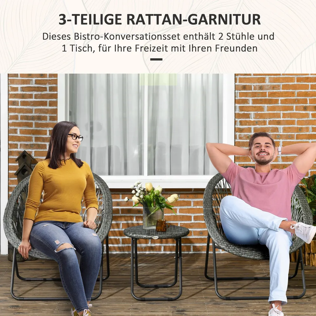 Petit salon de balcon compact avec table ronde et chaises tout confort