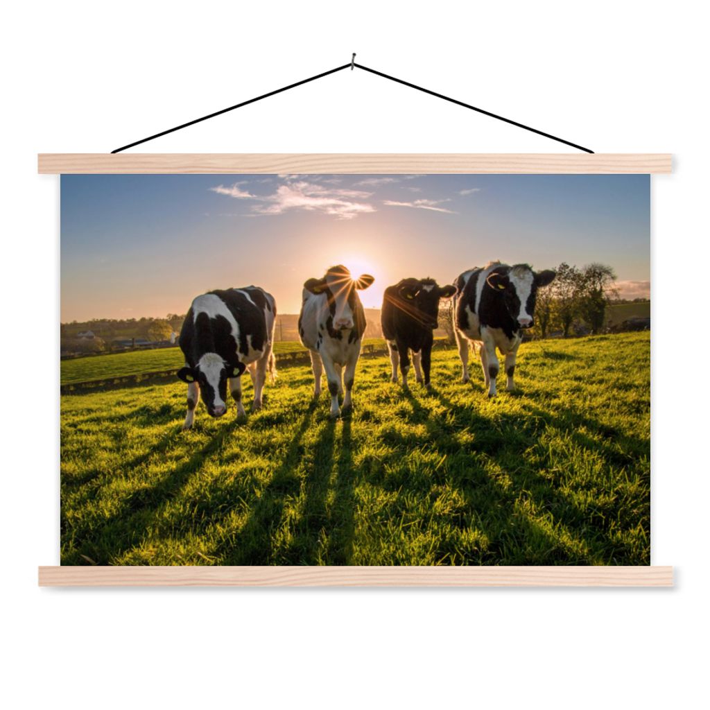 MuchoWow Textilposter Kühe - Sonne - Gras - Tiere - Bauernhof 120x80 cm mit holzfarbenen Rahmen - Aufhängeset