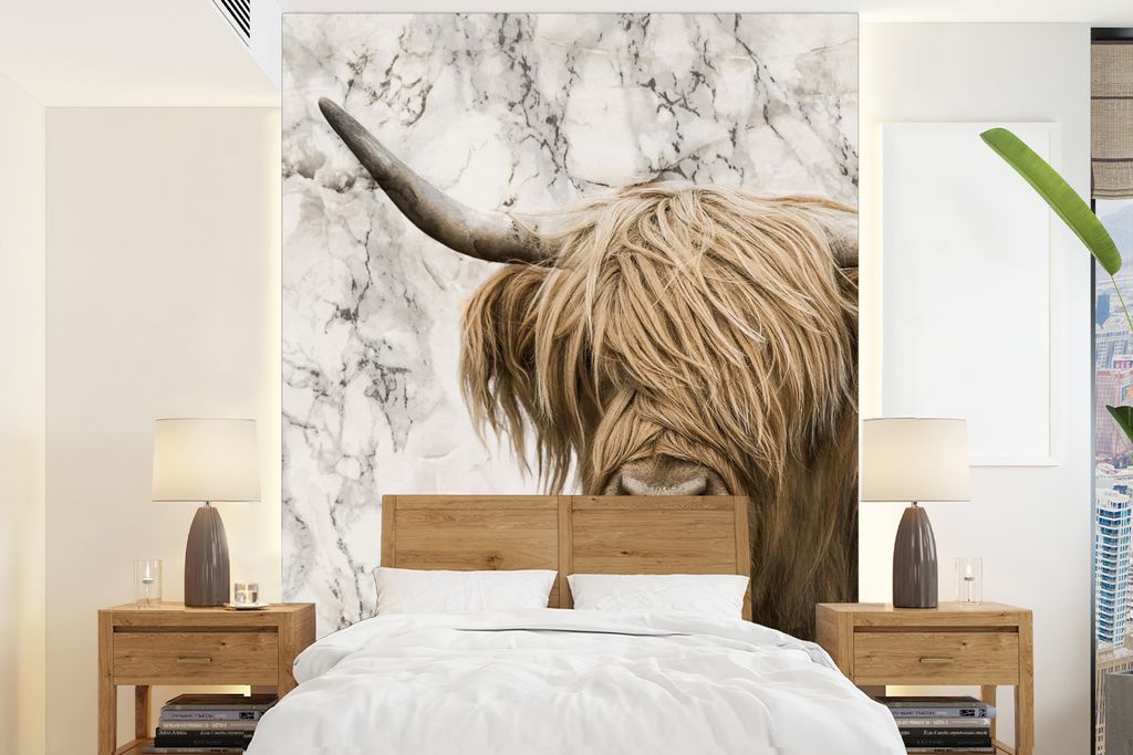 MuchoWow Fototapete für Wohnzimmer oder Schlafzimmer Wandtapete Vinyl Motivtapete Schottischer Highlander - Marmor - Kuh - 205x280 cm - Wandbild