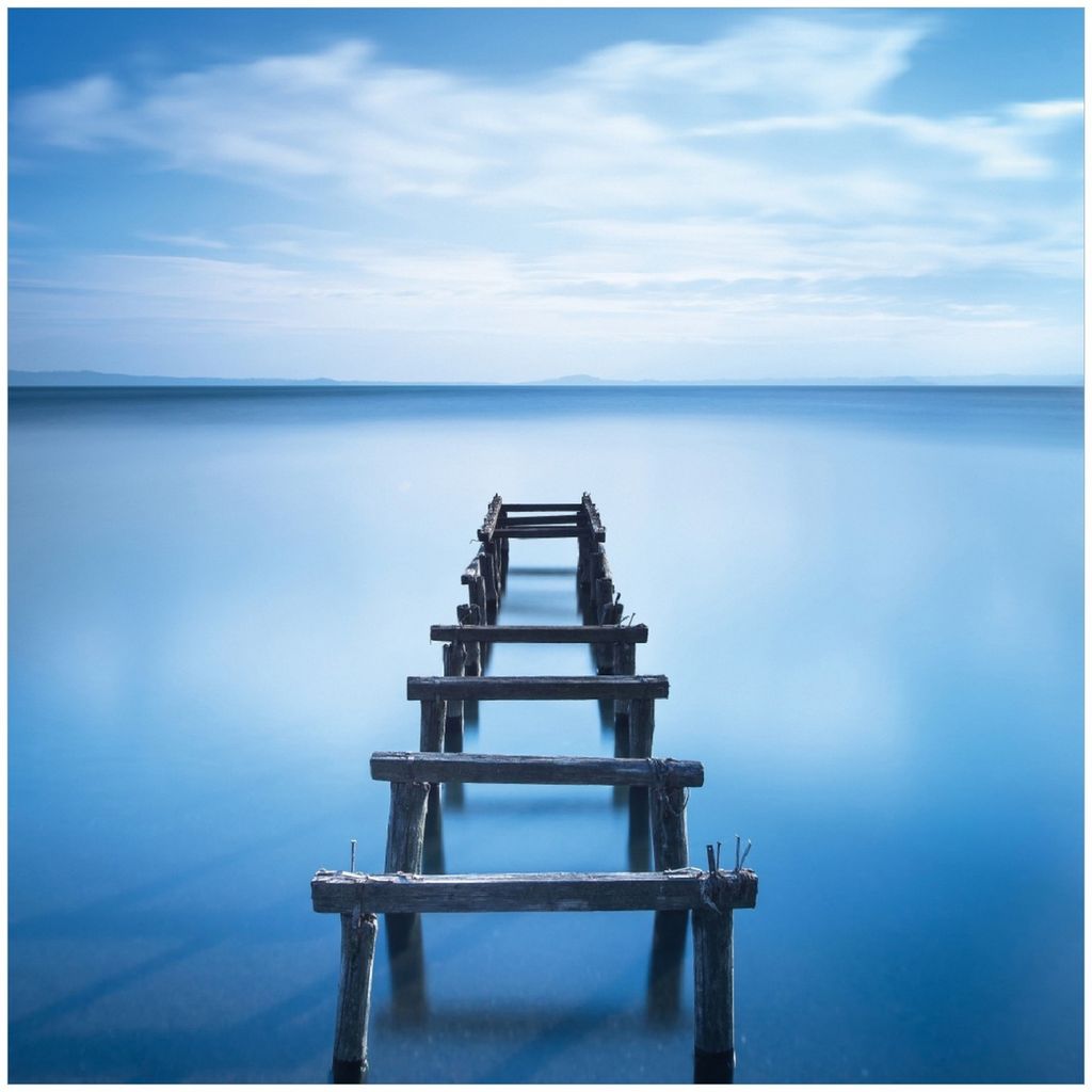 Wallario Premium Glasbild, freischwebende Optik, kräftige Farben, Größe 30 x 30 cm Motiv Rustikaler Holzsteg im blauen See