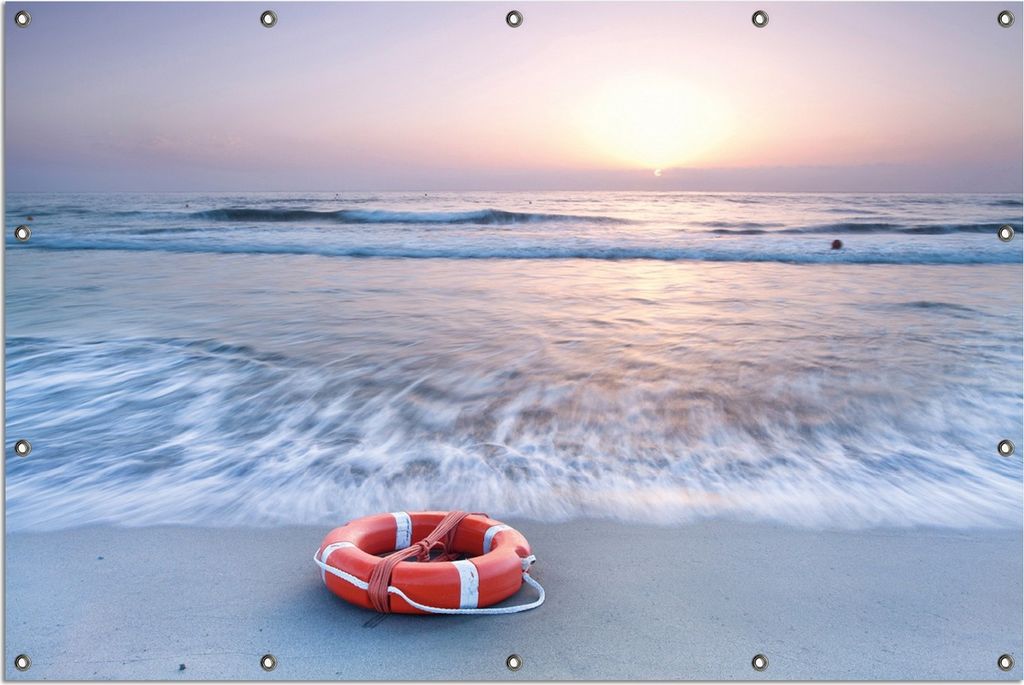 Wallario Outdoor-Poster für Garten oder Balkon, Motiv Rettungsring am Strand bei Sonnenuntergang, in ca. 120 x 180 cm