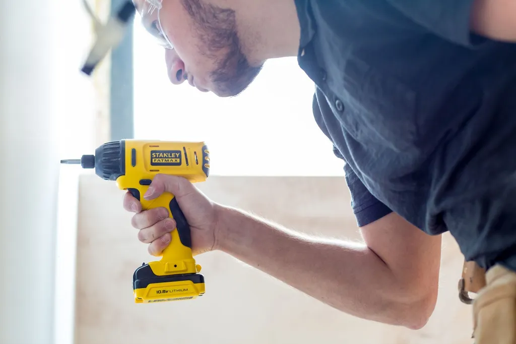 Outil de Vissage Stanley Fatmax 10.8V Idéal pour Espaces Serrés et Bois