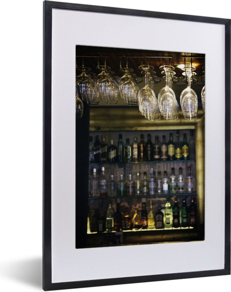 MuchoWow MuchoWow Gerahmtes Poster Hängende Gläser in einer Bar 30x40 cm - Poster mit zchwarzem Bilderrahmen - Wandposter Schlafzimmer