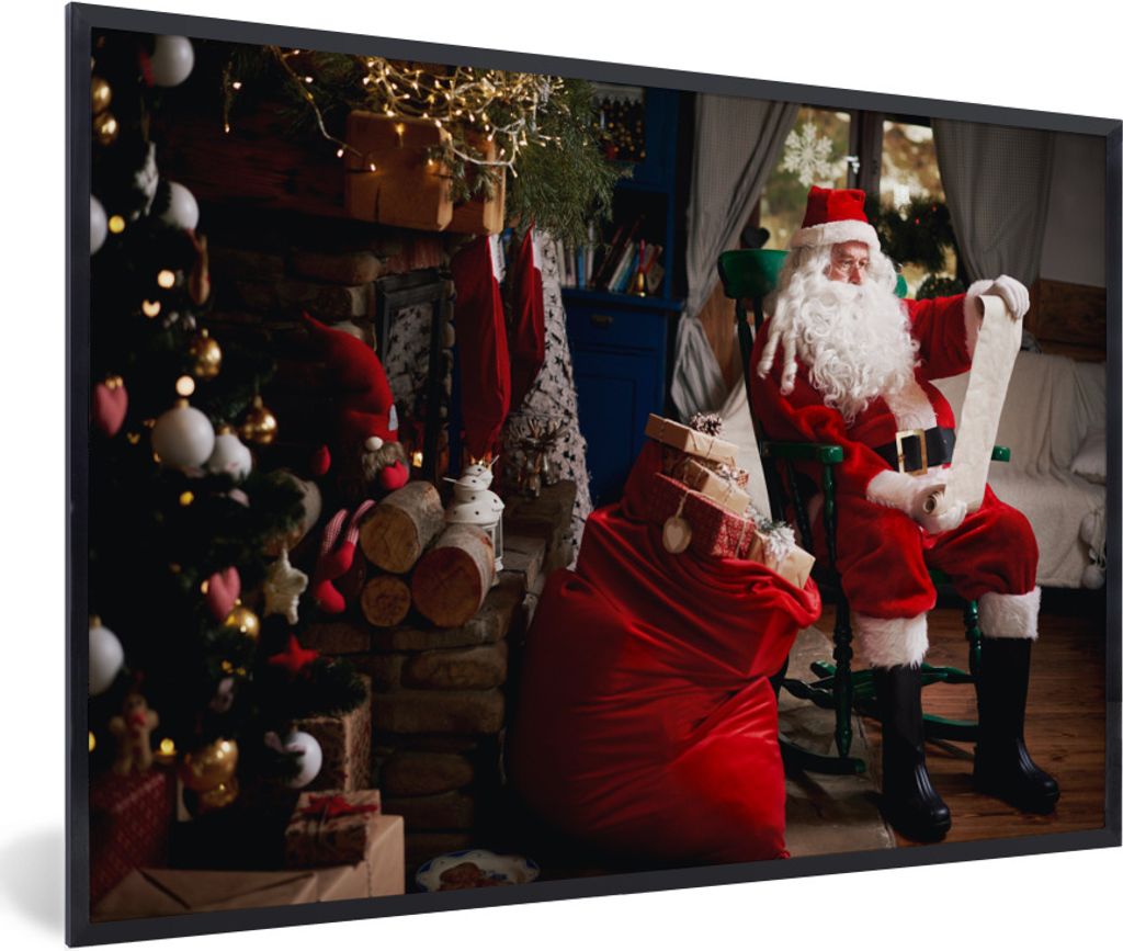 MuchoWow Gerahmtes Poster Der Weihnachtsmann sitzt auf einem Stuhl mit einem Sack voller Geschenke 30x20 cm - Poster mit Schwarzem Bilderrahmen W...