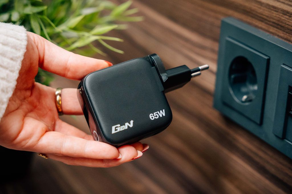 Verbatim 30238 Verbatim Mini GaN Charger 3 Port   65W w Immagine del prodotto 