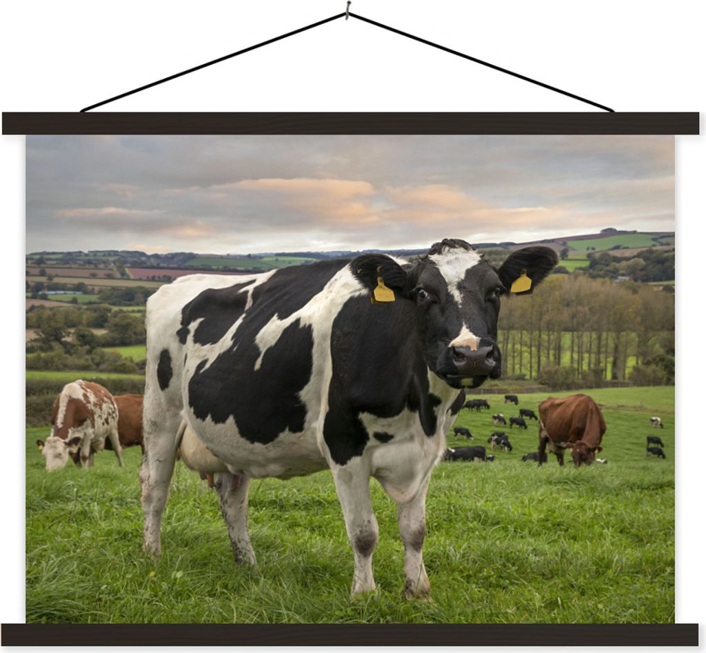 MuchoWow Textilposter Kuh - Berg - Gras - Tiere 120x90 cm mit schwarzem Rahmen - Aufhänger für Poster