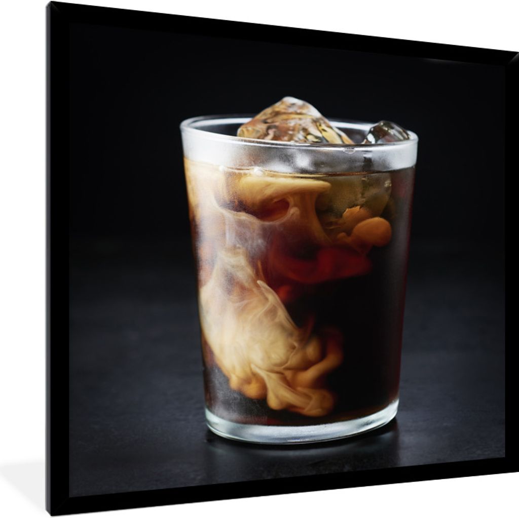 MuchoWow Gerahmtes Poster Eine Explosion in einer Tasse Eiskaffee auf einem schwarzen Hintergrund 40x40 cm - Poster mit Schwarzem Bilderrahmen Wa...