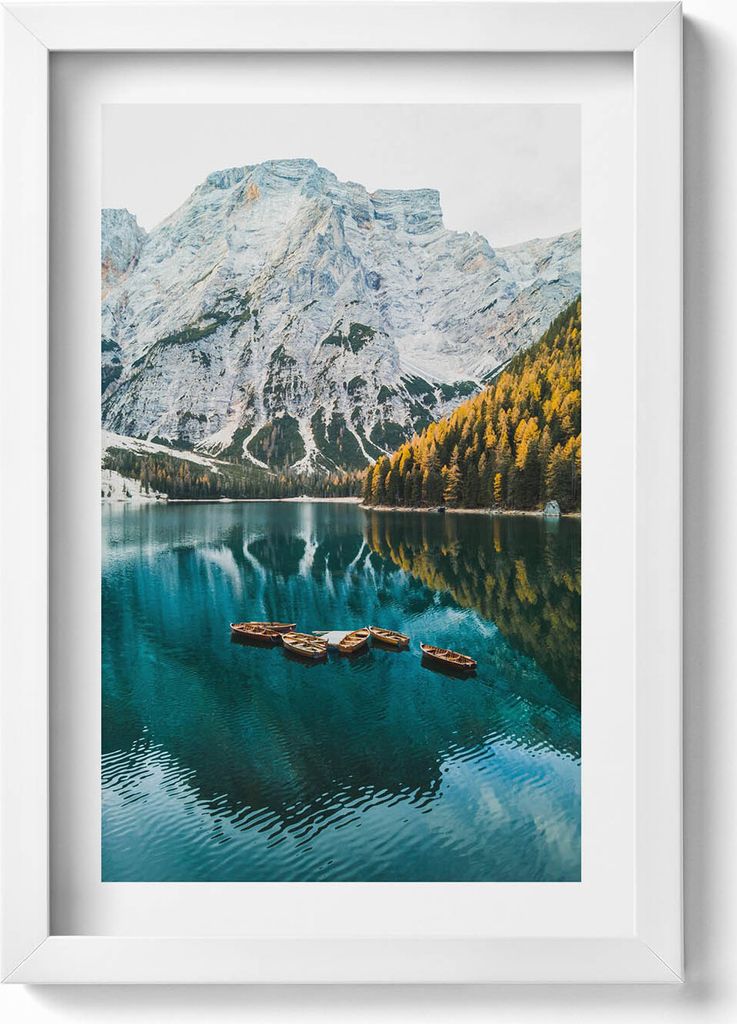 Landschaft mit einem Bergsee und Booten– Wandbild mit Rahmen – Gerahmtes Bild – Wanddekoration – 20x30 cm – Weiß