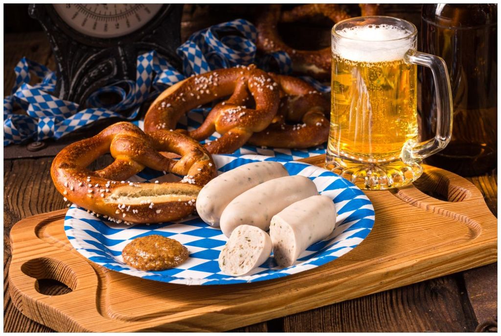 Wallario Küchenrückwand selbstklebend, Größe: 90 x 60 cm, Motiv: Bayerische Brotzeit mit Weißwurst, Brezel und Bier | Spritzschutz | abwischba...