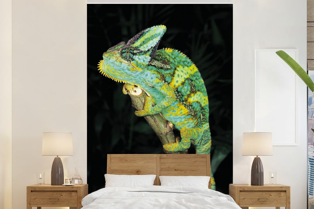 MuchoWow Fototapete für Wohnzimmer oder Schlafzimmer Wandtapete Vinyl Motivtapete Großes grünes Chamäleon - 155x240 cm - Tapete