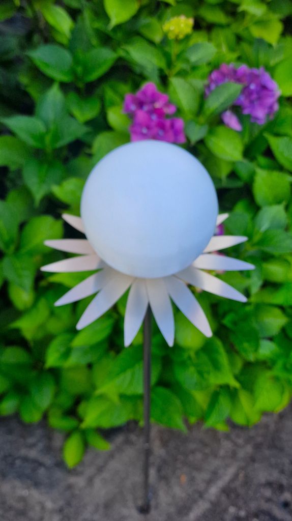 Blütenzauber Milano Rosenkugel 10 cm Edelstahl weiß matt gebürstet Gartenstecker Deko mit Stab 80 cm