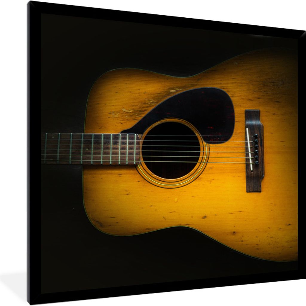 MuchoWow Gerahmtes Poster Alte akustische Gitarre auf dunklem Hintergrund 40x40 cm - Poster mit Schwarzem Bilderrahmen Wandposter Rahmen Foto Bil...