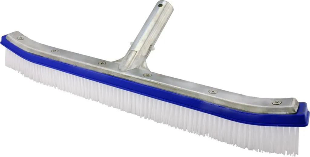 Nettoyer une grande piscine facilement avec la brosse aluminium 90 cm