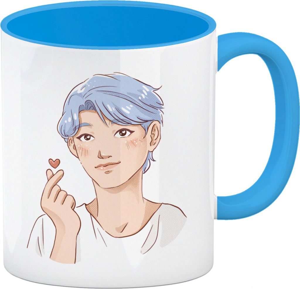 K-Pop Herz Zeichen Kaffeebecher in hellblau mit Manga Charakter in Farbe
