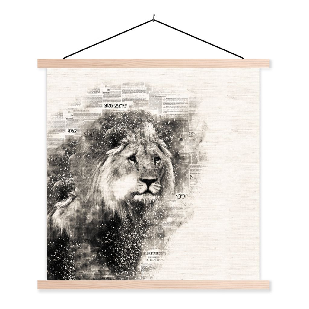 MuchoWow Textilposter Löwe - Zeitung - Schwarz - Weiß 60x60 cm mit holzfarbenen Rahmen - Wanddekoration