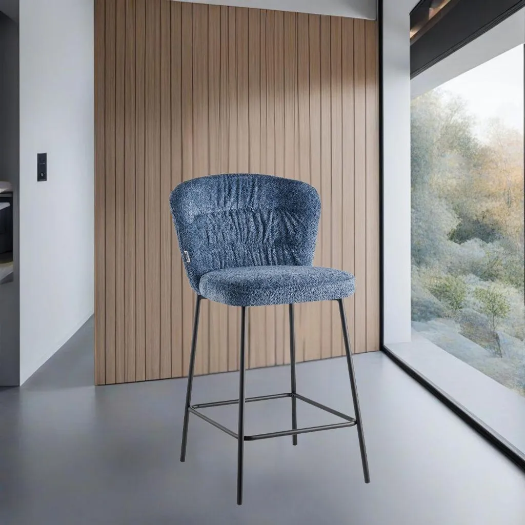 Sgabello Cami Azzurro Polvere: Atmosfera Accogliente e Tessuto Teddy