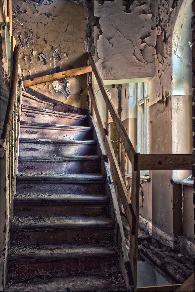 Wallario Poster - Treppe in einem alten Haus, Kunstdruck Größe: 100 x 150 cm