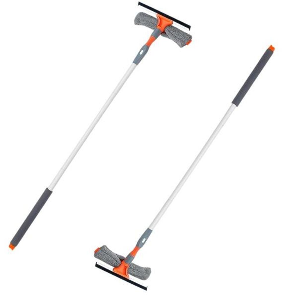 Zwei Fensterreiniger mit langem Stiel, grauen Mikrofaserpads und schwarzen Abziehern, mit orangefarbenen Akzenten