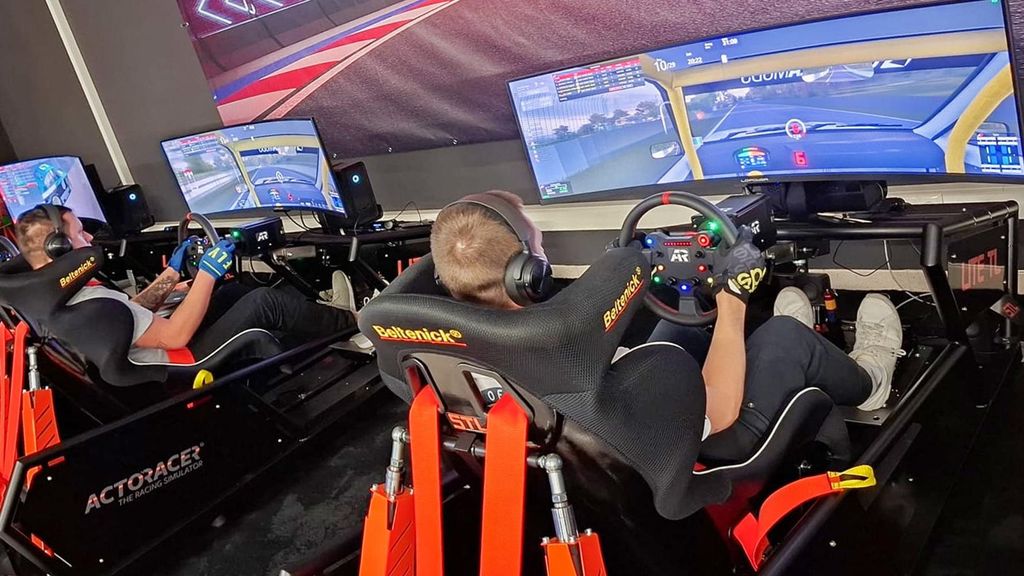 Jochen Schweizer Sim Racing Raum Imst (30 Min.); Erlebnis verschenken oder selbst erleben; Gutschein gültig für 1 Person Gruppengröße: 1-6 Pers...