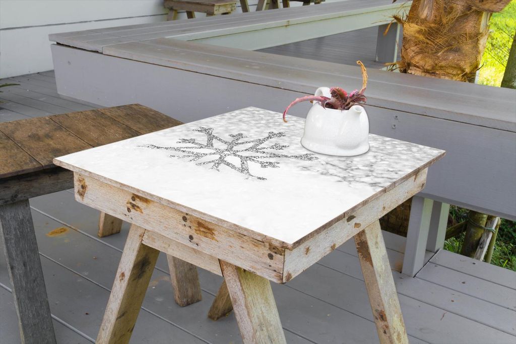 Wallario selbstklebende Möbelfolie/ Tischdecke für Innen und Außen, Größe: 90 x 90 cm - Silberne Schneeflocken