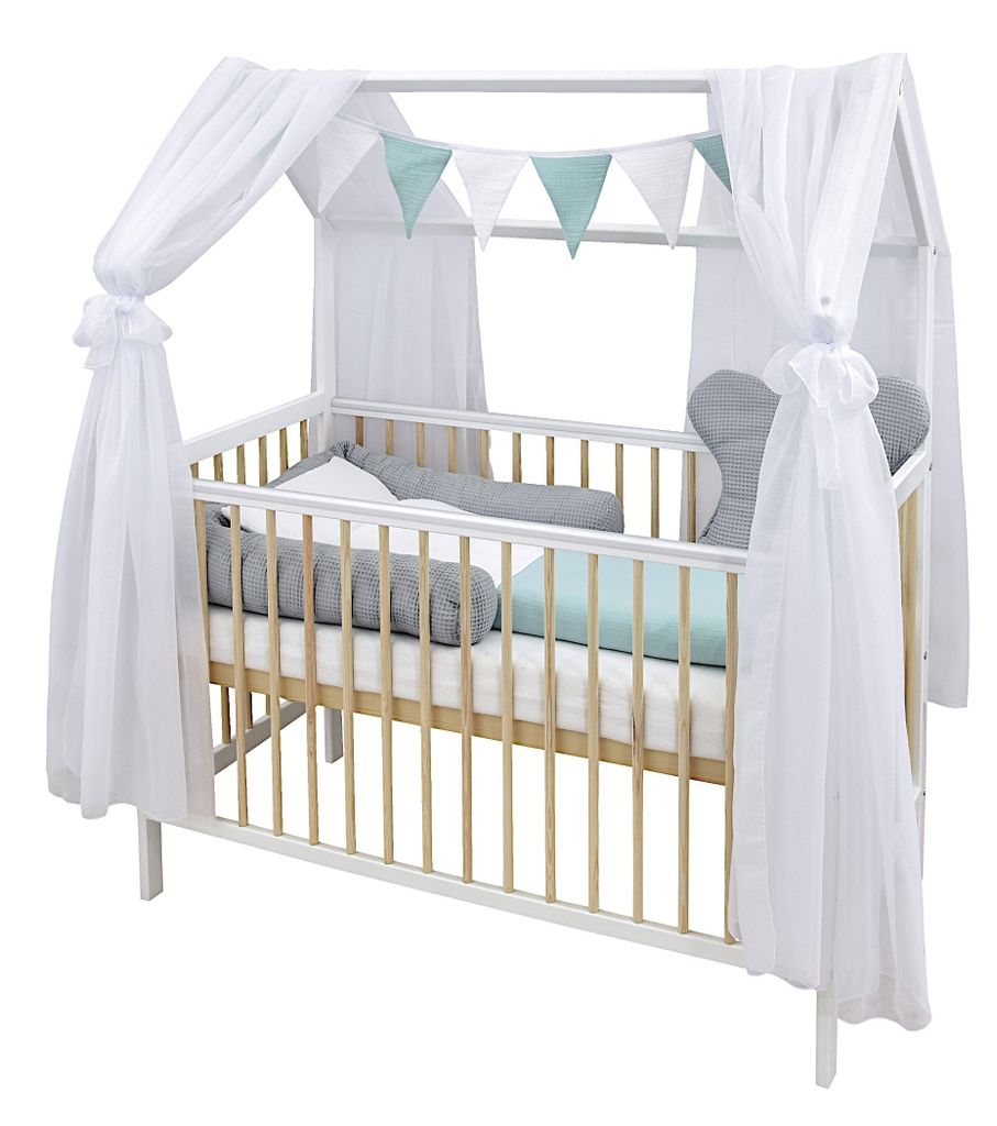 Baby-Delux Hausbett Kinderbett Gitterbett Weiß Natur 60x120 Beißschienen Schutzgitter Matratze Bett Set Waffelpique Musselin Grau Mint Chiffonhimmel