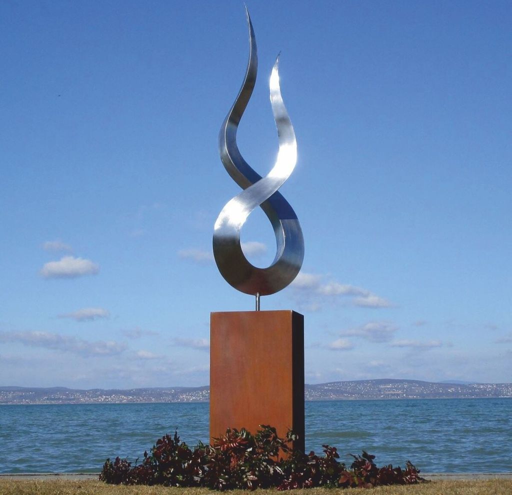 Casa Padrino Luxus Garten Deko Metall Skulptur Flamme auf Säule Silber / Rost H. 301 cm