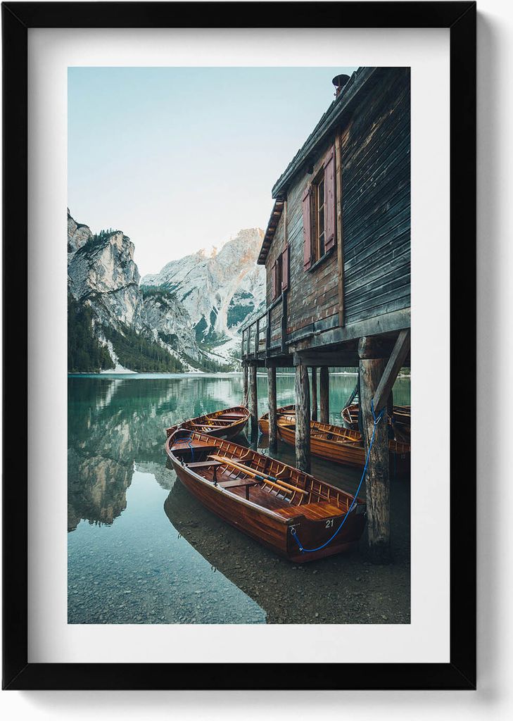 Berghütte an einem See und ein Boot– Wandbild mit Rahmen – Gerahmtes Bild – Wanddekoration – 40x60 cm – Schwarz