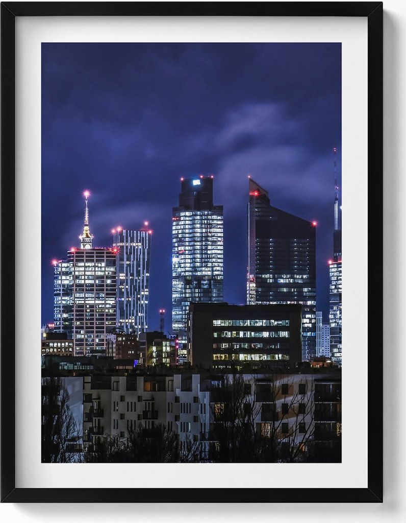 Stadtgebäude bei Nacht– Wandbild mit Rahmen – Gerahmtes Bild – Wanddekoration – 60x80 cm – Schwarz Rahmen