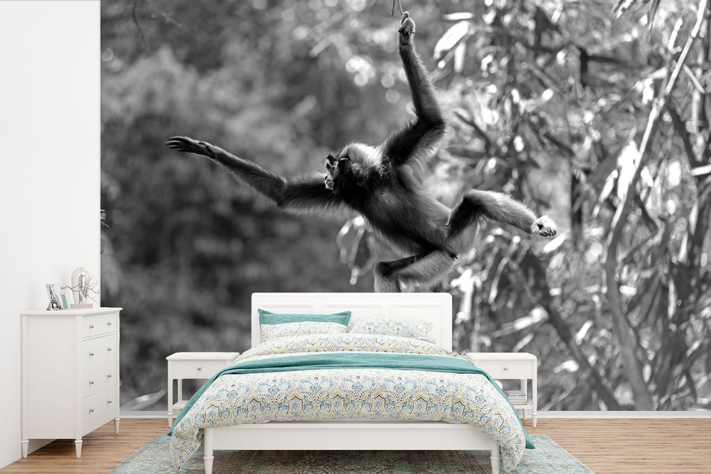 MuchoWow Fototapete für Wohnzimmer oder Schlafzimmer Wandtapete Vinyl Motivtapete Springender Affe im Dschungel - schwarz und weiß - 390x260 cm...