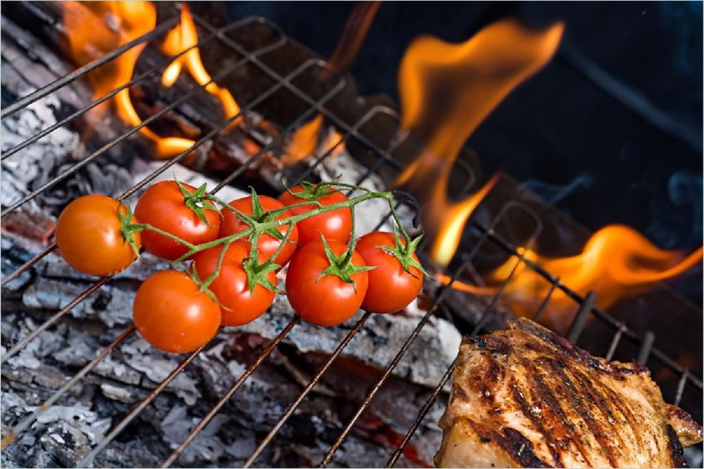 Wallario Poster - Tomaten und Steak auf einem Grill, Kunstdruck Größe: 100 x 150 cm