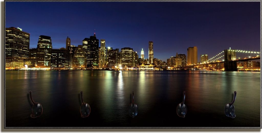 Wallario Flurgarderobe Wandgarderobe aus Holz, mit 5 Haken, Größe 80 x 40 cm, Motiv New York Skyline - Brooklyn Bridge und Manhattan am Abend
