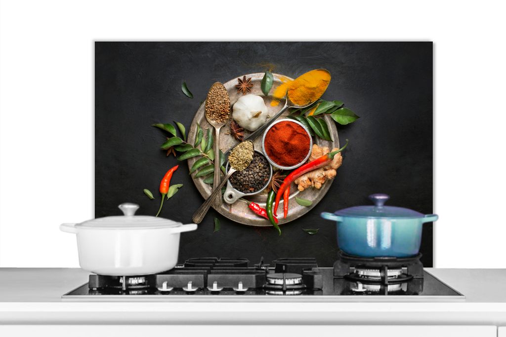 KitchenYeah Spritzschutz Küche - Küchenrückwand - Wandschutz für Herd und Spüle - Gewürze - Teller - Pfeffer - Schwarz - Löffel - Silber 8...