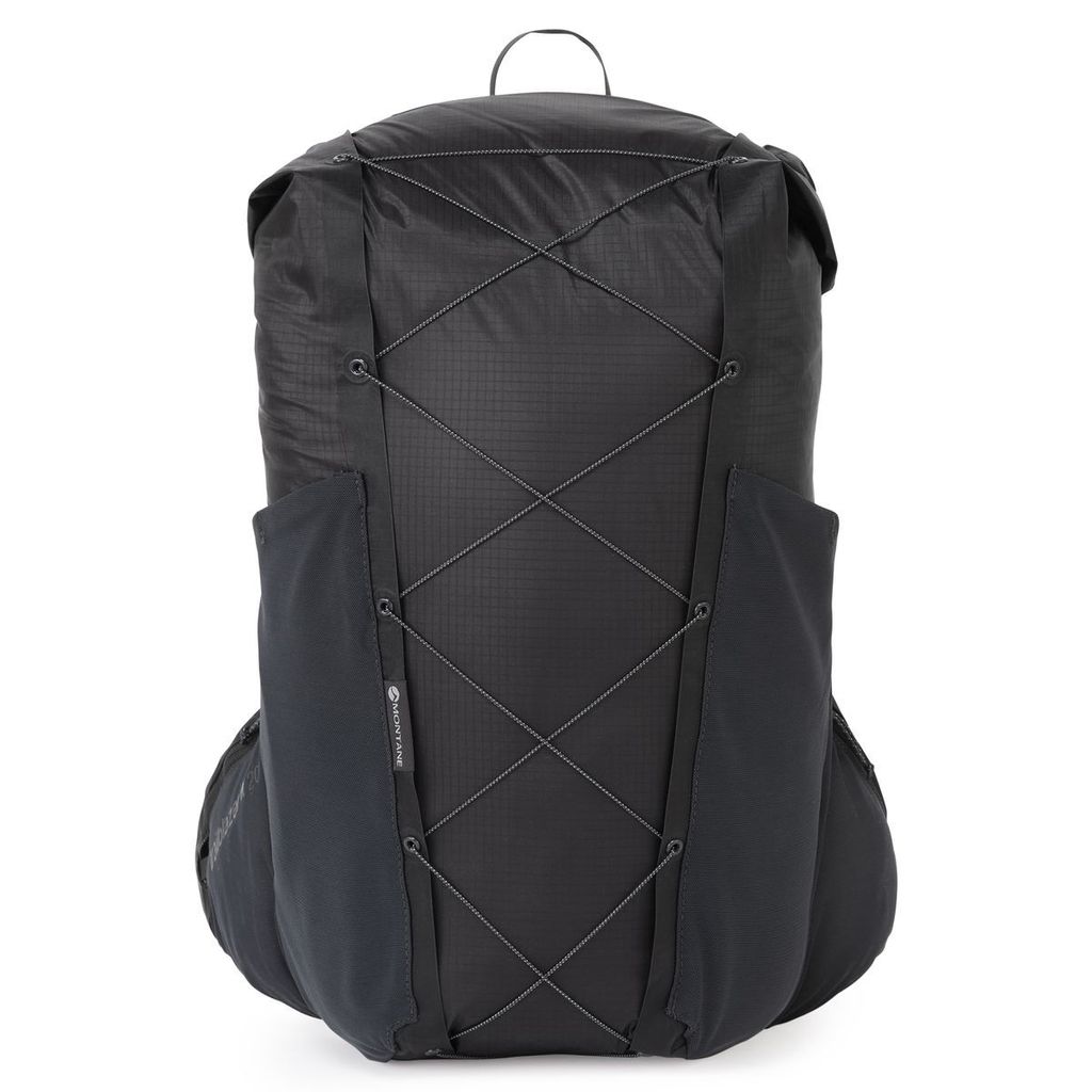 Schwarzer Rucksack "TRAILBLAZER LT 20" von Montane mit elastischen Seitentaschen und minimalistischer Form.