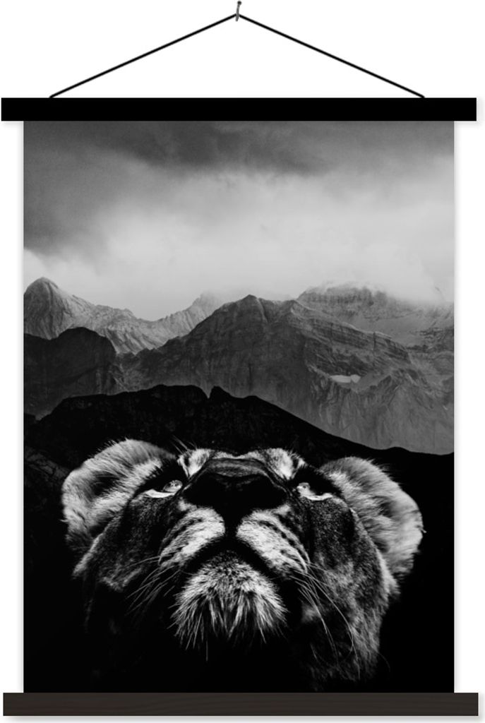 MuchoWow Textilposter Tiger mit Blick auf die Berge im Hintergrund - schwarz und weiß 60x80 cm mit schwarzem Rahmen - Plakathalter