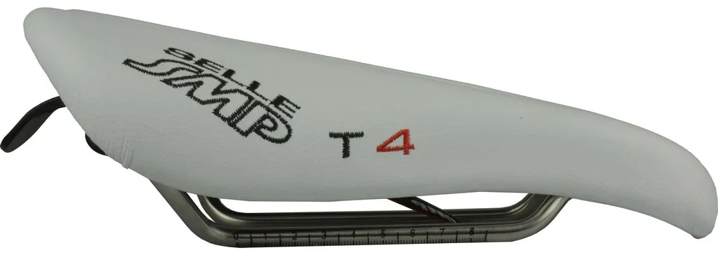 Selle SMP T4 ergonomique blanche 246x133mm avec canal central ouvert