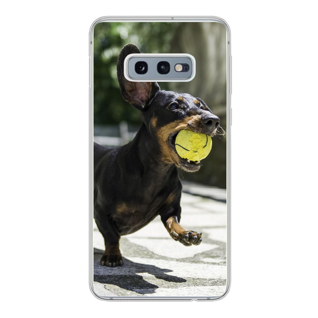 MuchoWow Handyhülle Schutzhülle Hülle für Samsung Galaxy S10e Ein schwarzer Dachshund mit einem Tennisball Silikon Softcase Handy Hülle - Handy