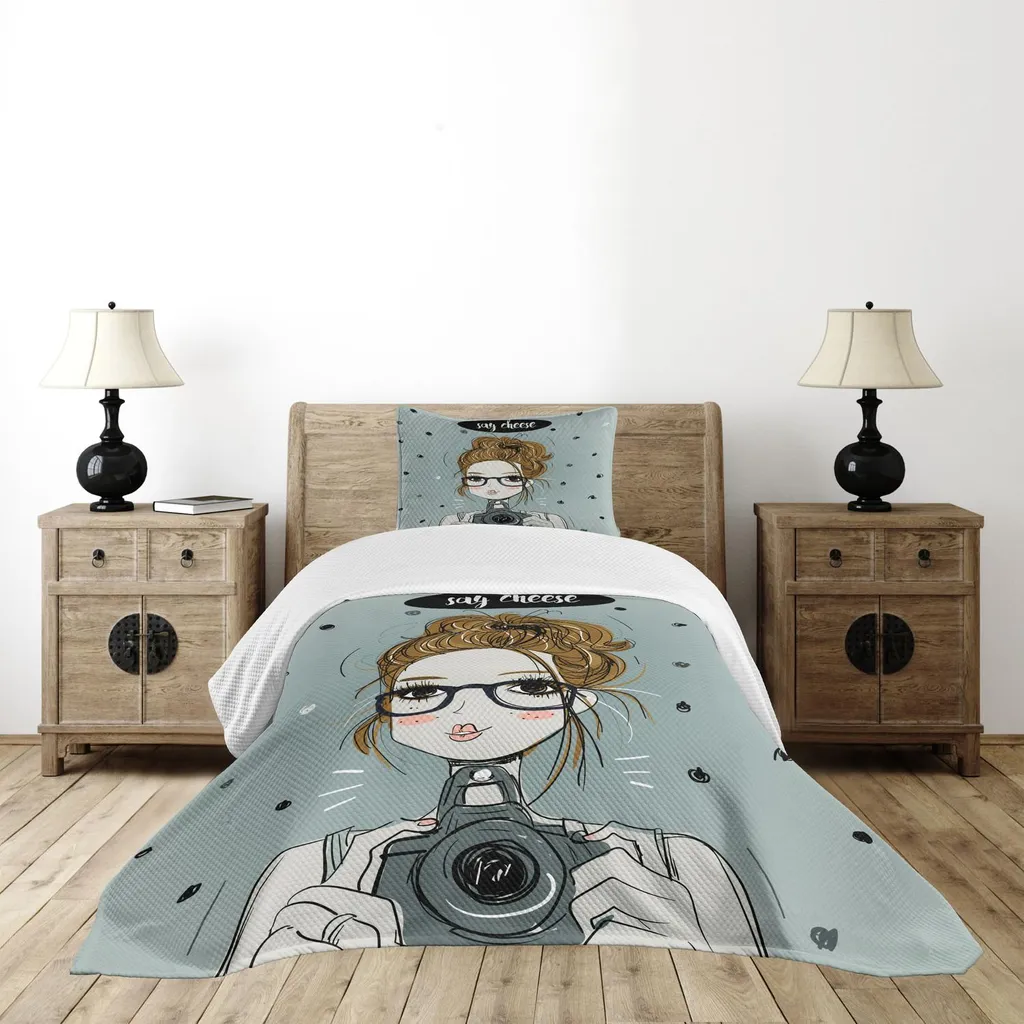 Set copriletto ABAKUHAUS Hipster, ragazza cartoon con macchina fotografica, scritta "Say Cheese", donna selfie, pois, 170 x 220 cm, blu cadetto, caramello chiaro
