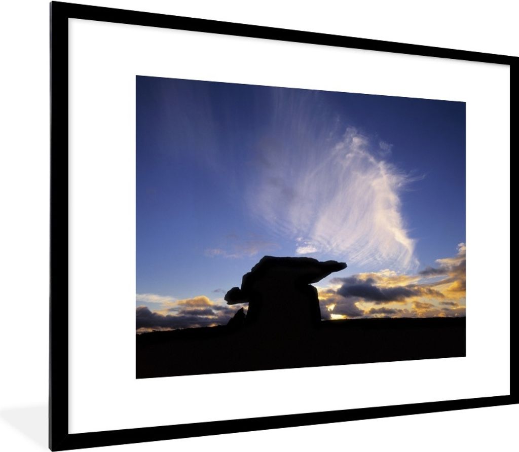 MuchoWow Gerahmtes Poster Die Silhouette eines Hünenbettes 80x60 cm - Poster mit Schwarzem Bilderrahmen Wandposter Rahmen Foto Bilder - Schlafzi...