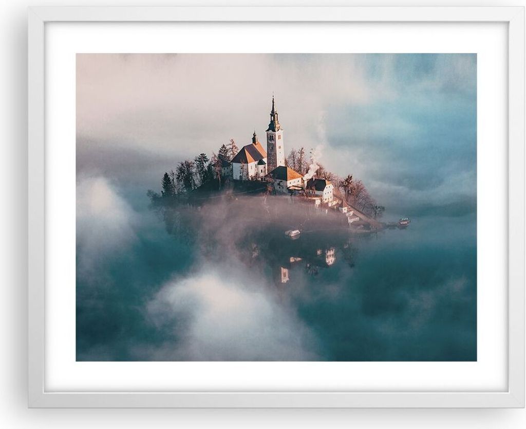 Gerahmtes Poster - Weißer Rahmen - Alpen Bled Kirche - 50x40 cm - Wand Bild - Wanddeko - Wandbilder - Kunstposter - Wandposter - Bilderrahmen - Bi...