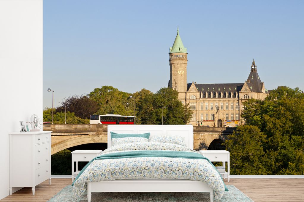 MuchoWow Fototapete für Wohnzimmer oder Schlafzimmer Wandtapete Vinyl Motivtapete Ein Schloss in Luxemburg unter blauem Himmel - 450x300 cm - Ge...