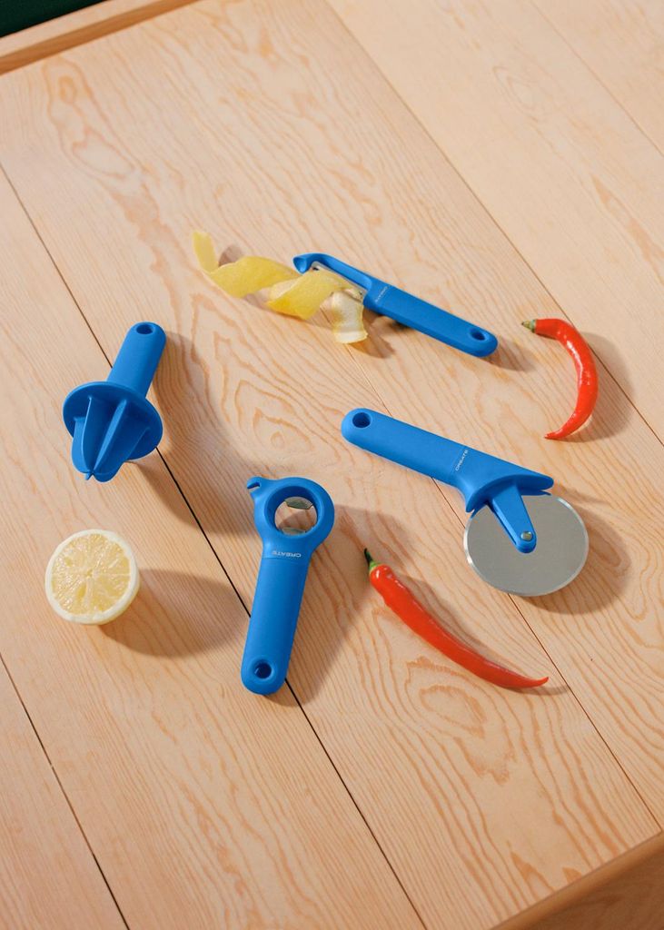 KITCHENWARE STUDIO - Set aus 4 Küchenutensilien mit Holzständer