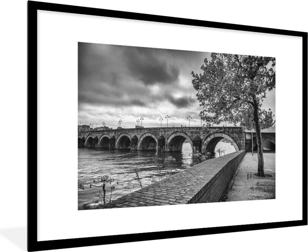 MuchoWow Gerahmtes Poster Brücke - Maastricht - Schwarz - Weiß 90x60 cm - Poster mit Schwarzem Bilderrahmen Wandposter Rahmen Foto Bilder - Wan...