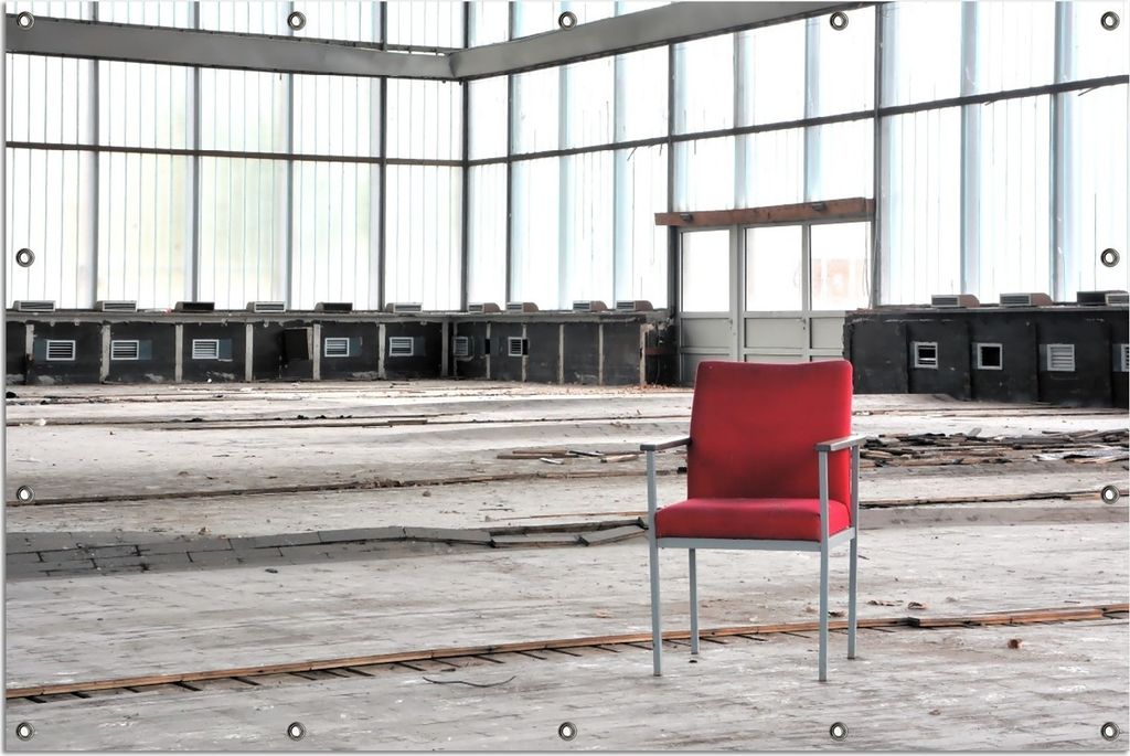 Wallario Outdoor-Poster für Garten oder Balkon, Motiv Stille und Leere - ein einsamer roter Stuhl in einer alten Halle, in ca. 120 x 180 cm