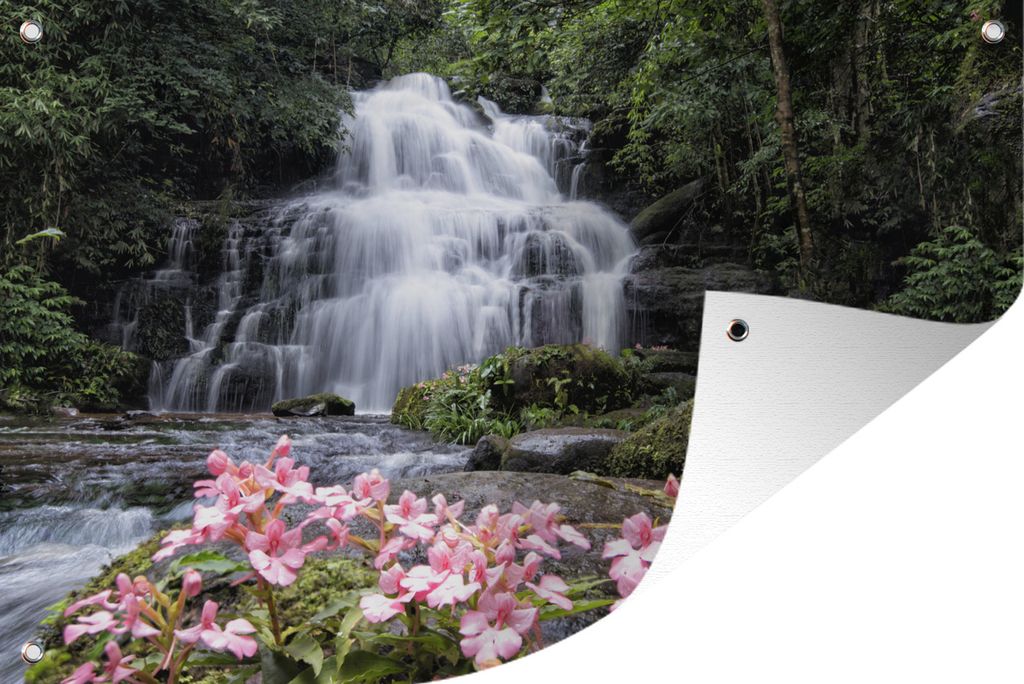 MuchoWow 120x80 cm Outdoor-Poster Gartendeko Sichtschutz Garten Poster für den Garten Rosa Löwenmäulchenblüten wachsen vor einem Wasserfall ...